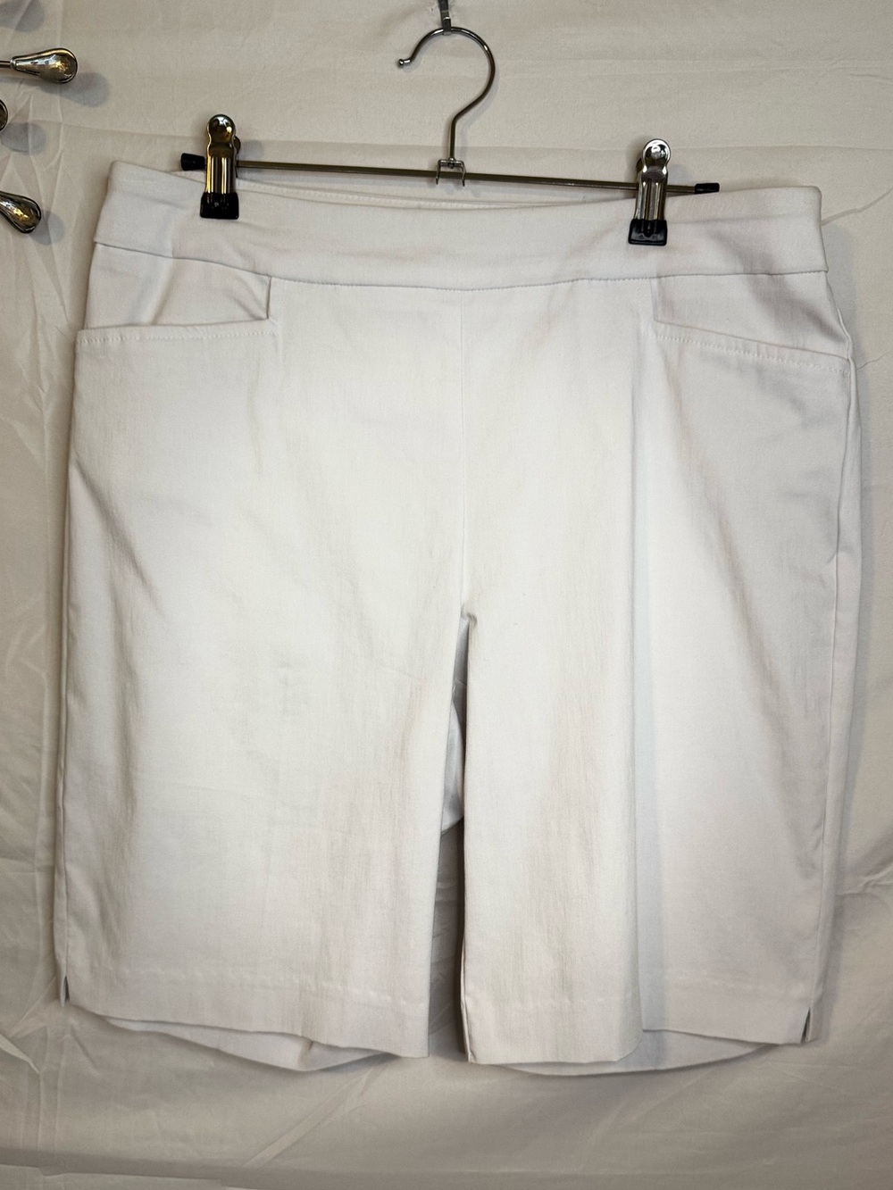 Women’s Bright Thick Waistband White Pull-On Shorts Size M